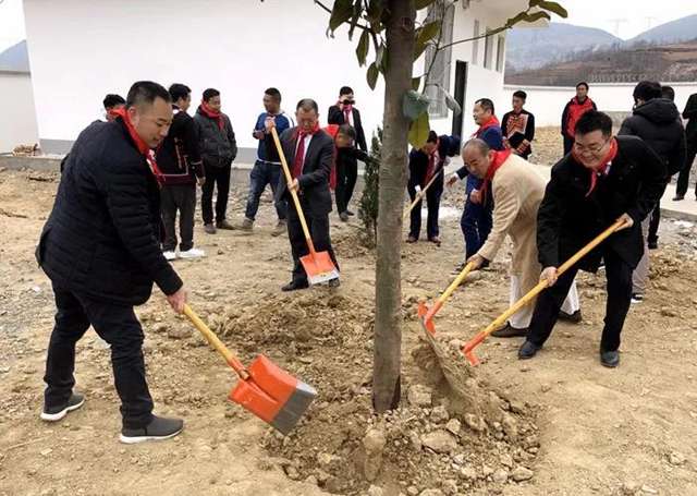 植樹現(xiàn)場2.jpg