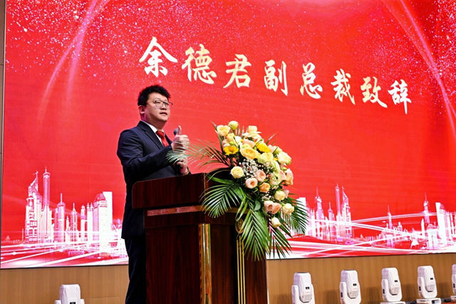 余德君副總裁上臺致辭.jpg